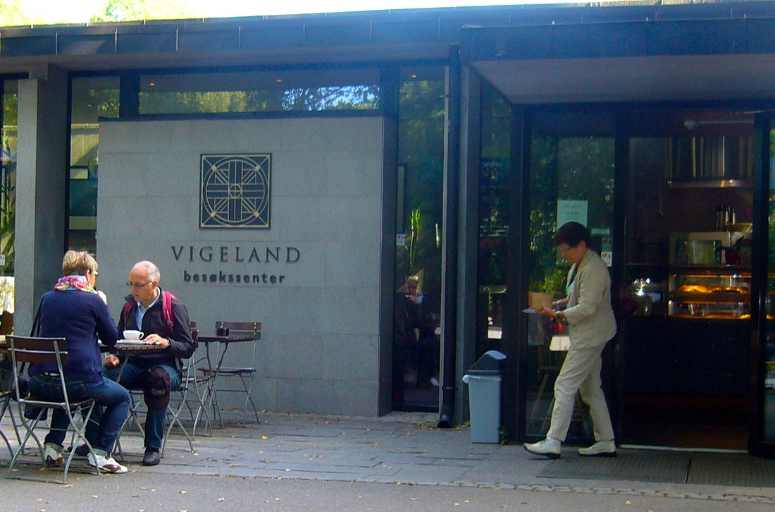 Bord og gjester utenfor Kafe Vigeland ved inngangen